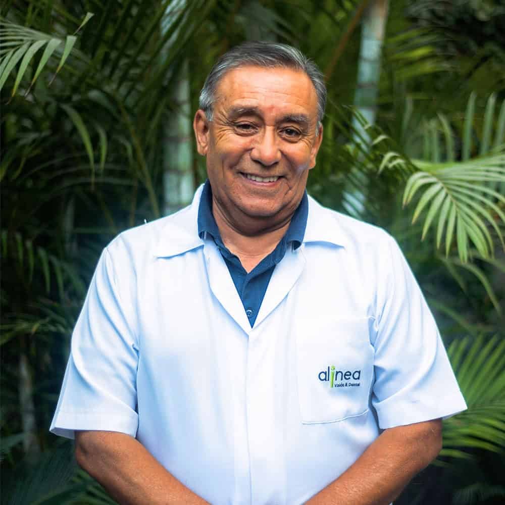 El Dr. Juan Enrique Cuadros Martínez, fundador de Clínica Alinea